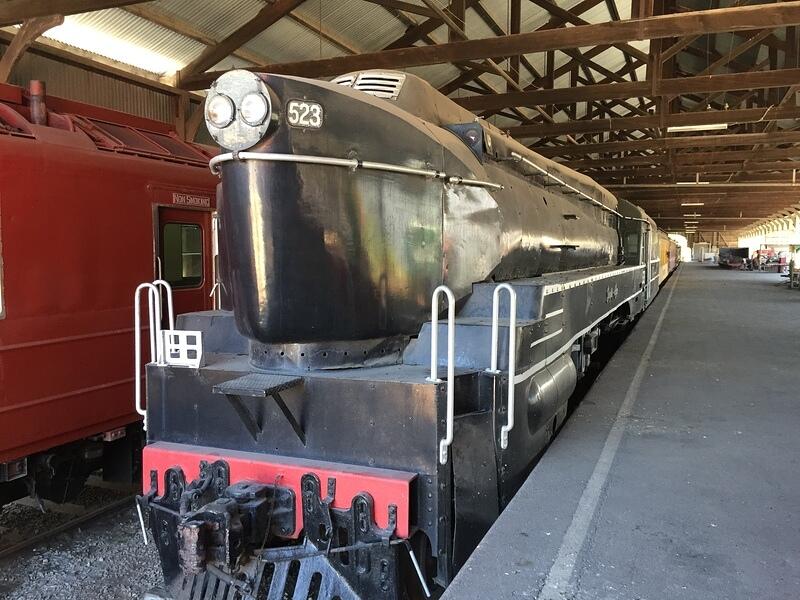 523